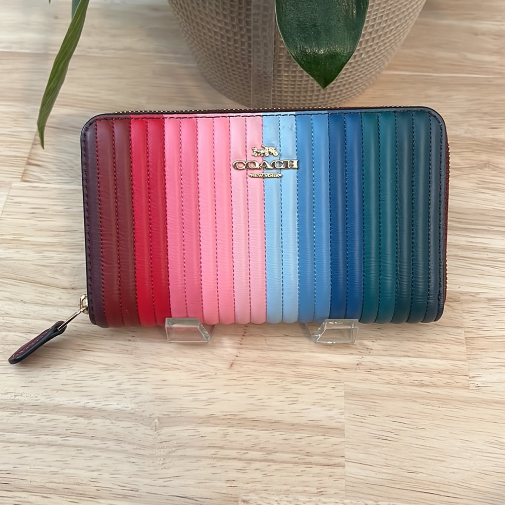 🌈✨COACH MEDIUM ID ZIP WALLET WITH RAINBOW LINEAR QUILTING✨
